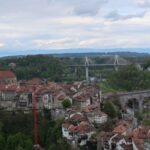 De stad Fribourg, haar bruggen, kloosters, kathedraal, haven en natuur